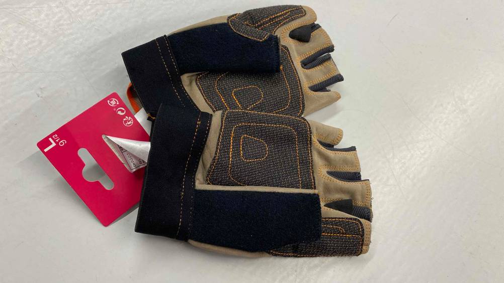 Ein Paar Klettersteighandschuhe mit Etikett, auf dem die Größe L angegeben ist, liegt zum testen auf einer weißen Fläche.