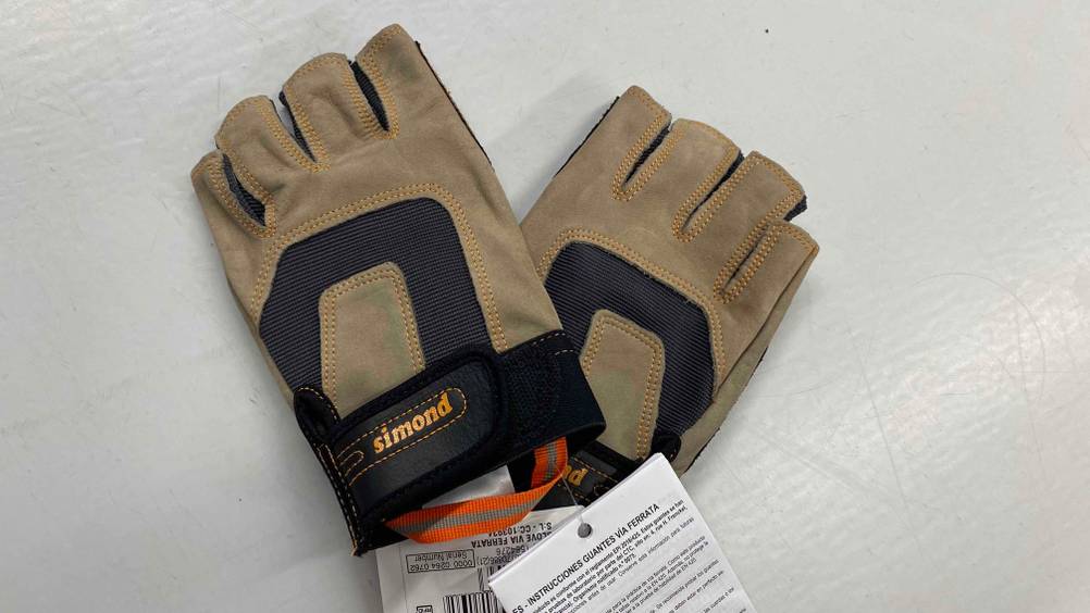 Im Test: Auf einem Paar Klettersteighandschuhe ist der Schritzug der Marke Simond eingedruckt.