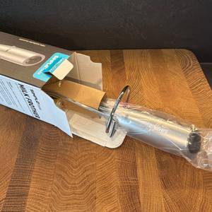 Der Simpletaste-Milchaufschäumer wurde zur Hälfte aus dem Karton gezogen