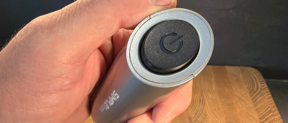 Ein großer Knopf befindet sich auf dem Simpletaste-Milchaufschäumer