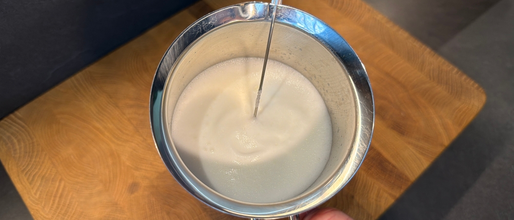 Mit dem Simpletaste-Milchaufschäumer wird Milch aufgeschäumt