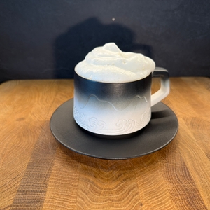 In einer Tasse befindet sich Milchschaum vom Simpletaste-Milchaufschäumer