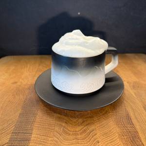 In einer Tasse befindet sich Milchschaum vom Simpletaste-Milchaufschäumer