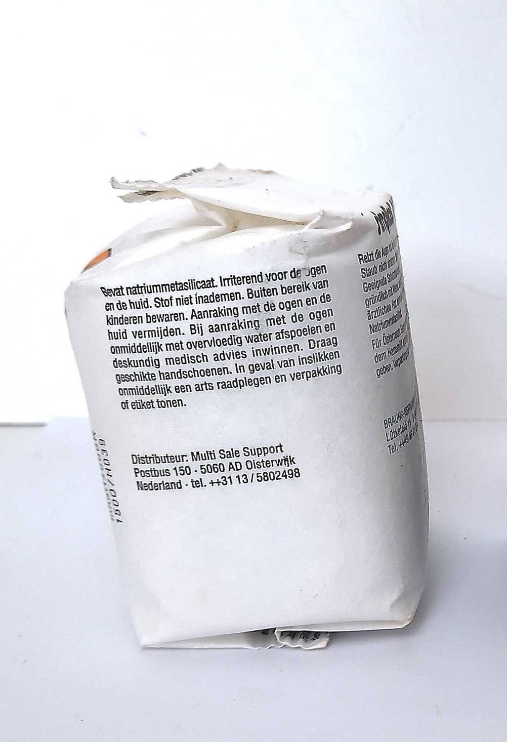 Im Test: Auf dem verpackten Pulver für Textilfarbe schwarz stehen Informationen zum Hersteller und Aufbewahrung.