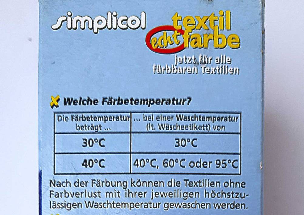 Auf der Verpackung von getesteter Textilfarbe schwarz stehen Informationen zur Färbetemperatur.