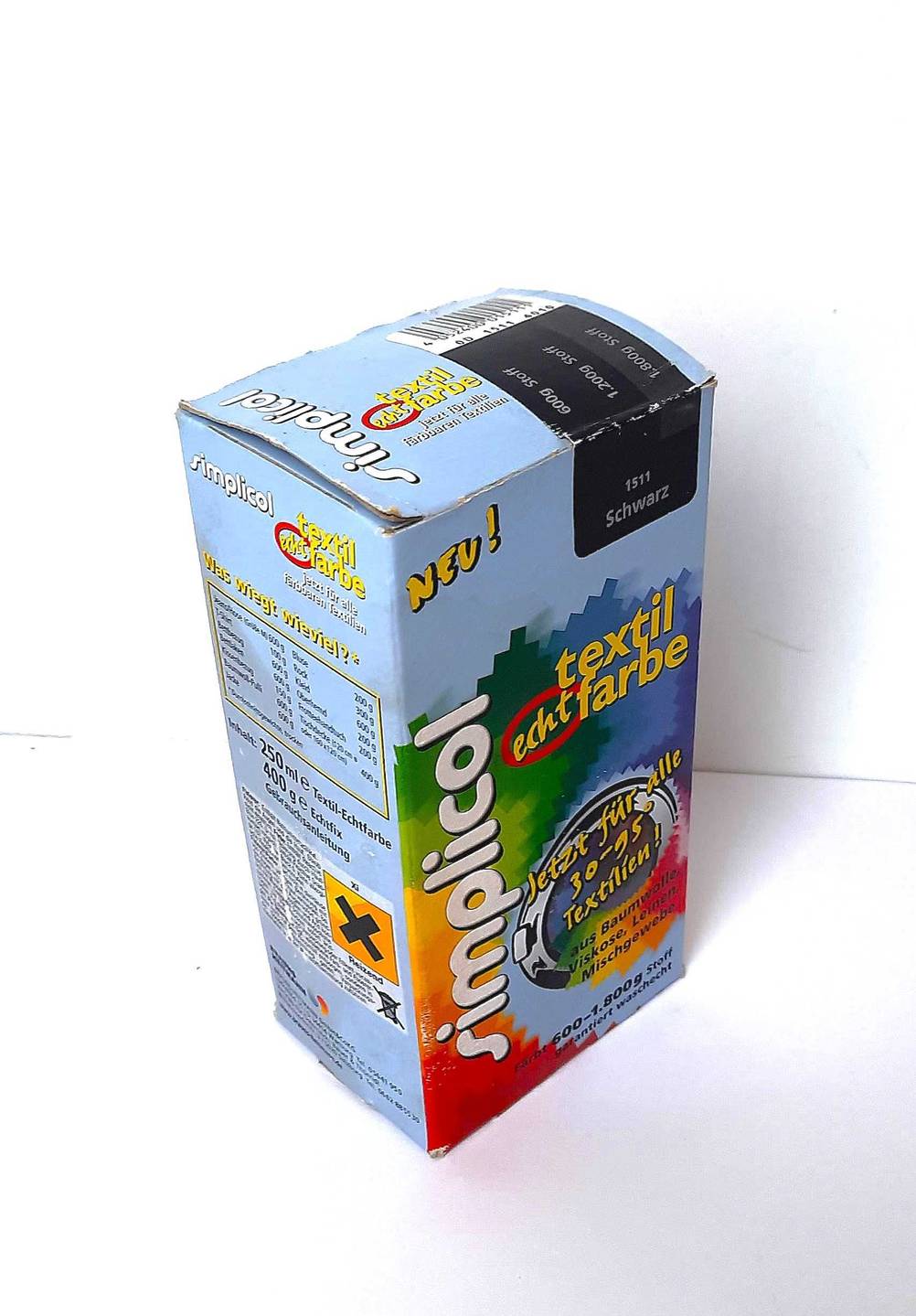 Blick von oben auf die Kartonverpackung von getesteter Textilfarbe schwarz.