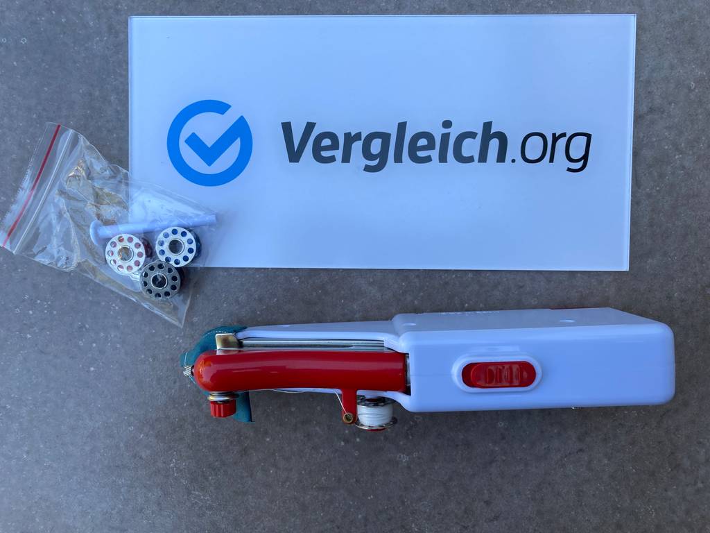 Handnähmaschine-Test: Eine Handnähmaschine vor einem Vergleich.org-Banner stehend.