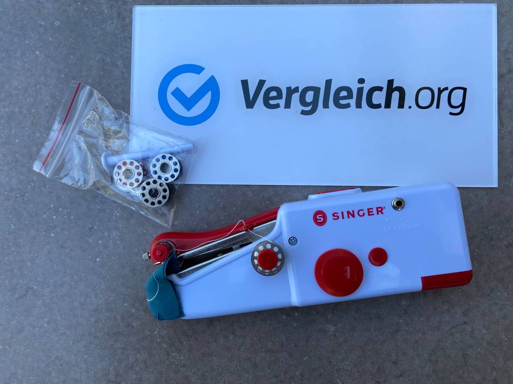 Handnähmaschine-Test: Handnähmaschine vor einem 