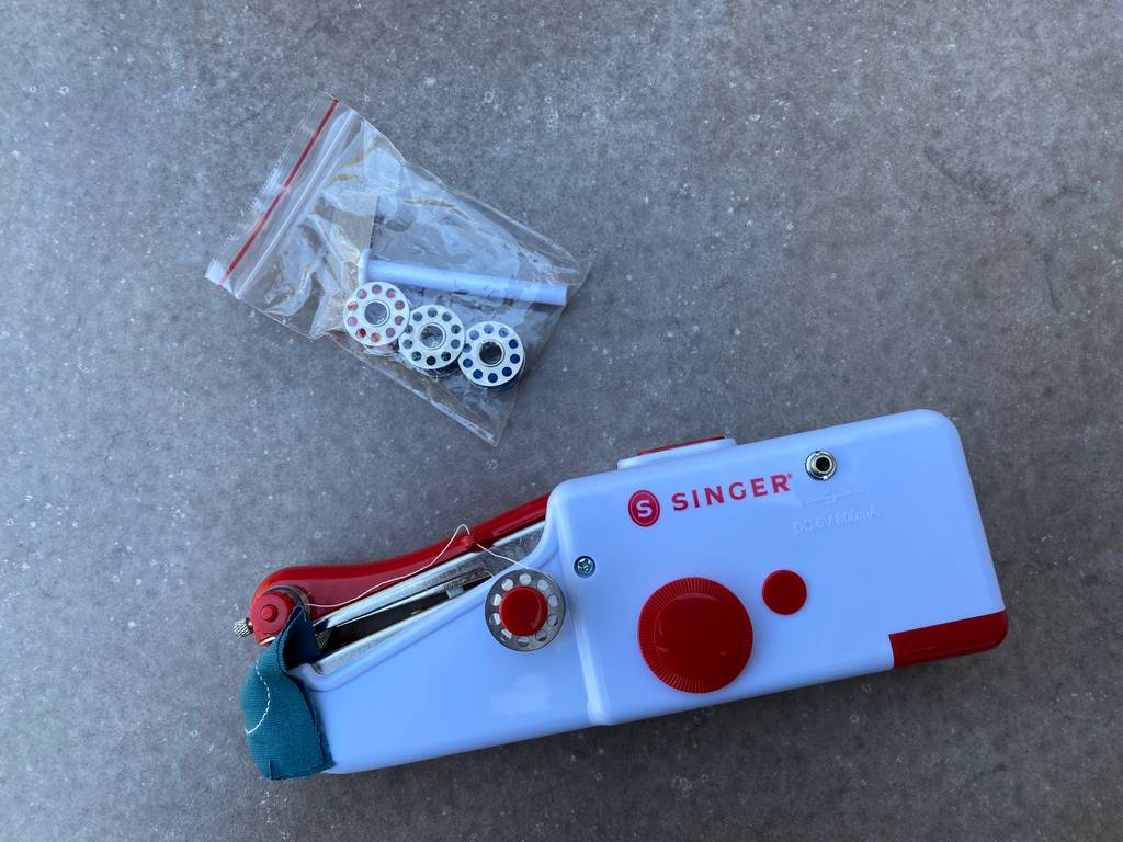 Handnähmaschine-Test: Handnähmaschine mit Knopfhaltern auf einem Tisch