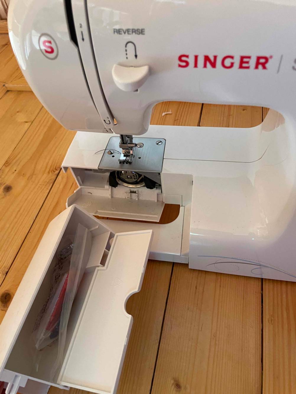 Singer-Nähmaschine getestet: Nahaufnahme der geöffneten Anschiebetisches.