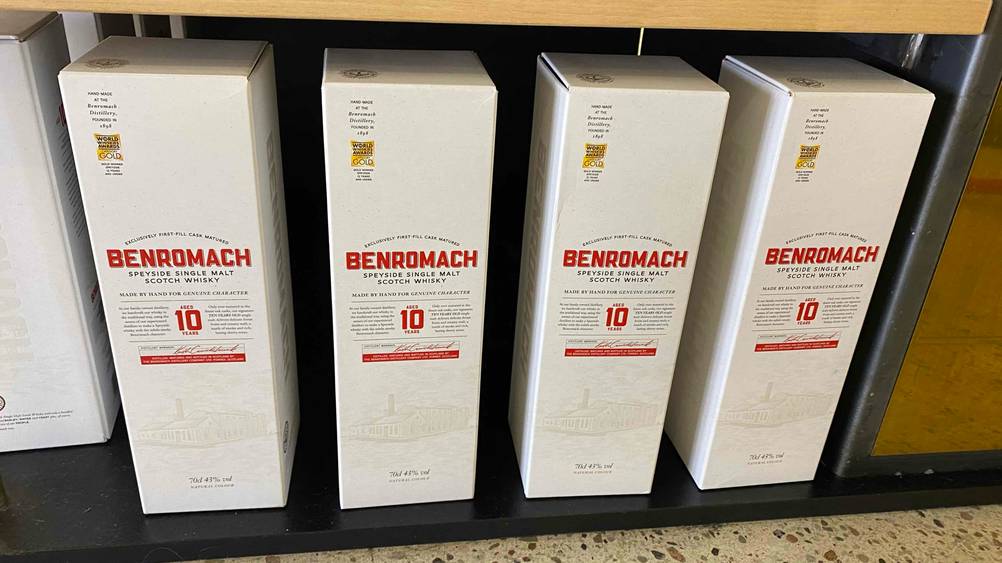Mehrere originalverpackte Single-Malt-Scotch-Whisky im Test in einem Verkaufsregal.