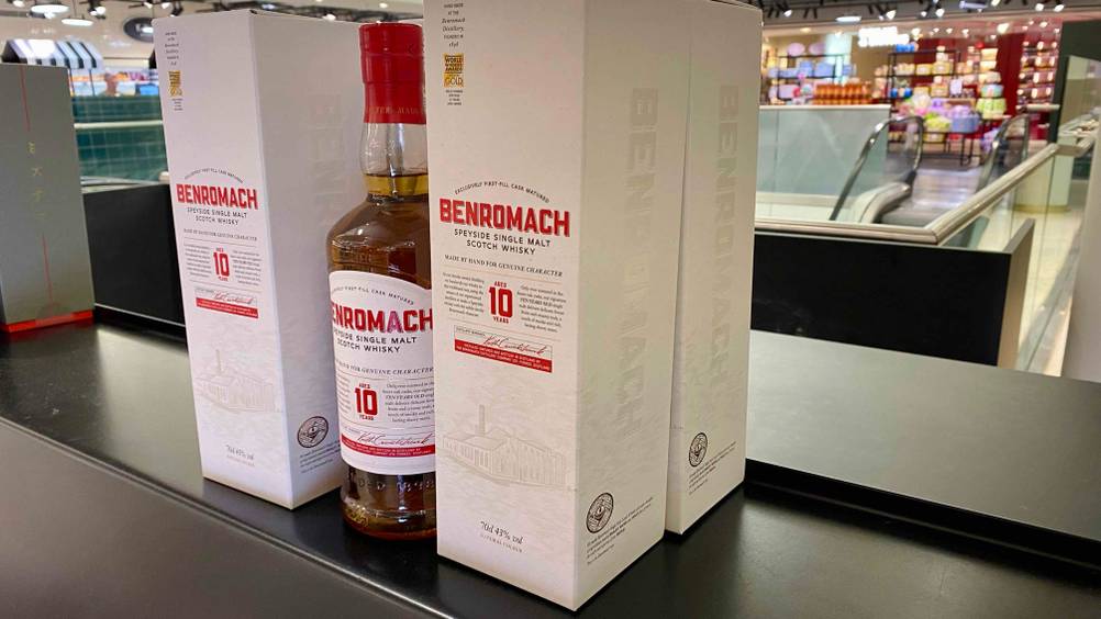Single-Malt-Scotch-Whisky getestet: Eine Flasche zwischen zwei Originalverpackungen.