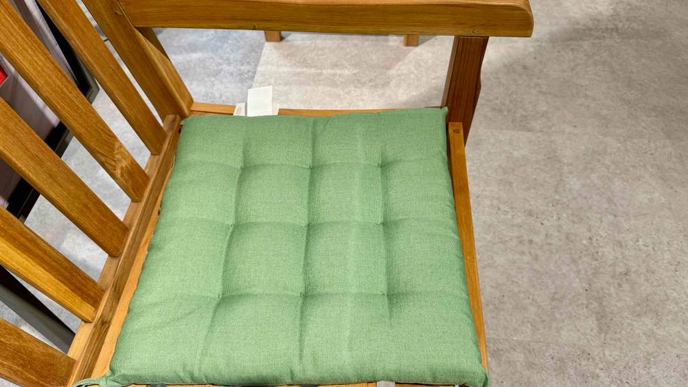 Sitzkissen getestet: Ein Kissen auf einem Stuhl