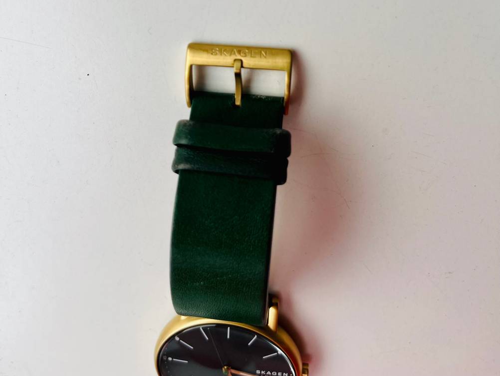 Im Test: Nahaufnahme der Schnalle einer Skagen-Uhr auf einer hellen Fläche.