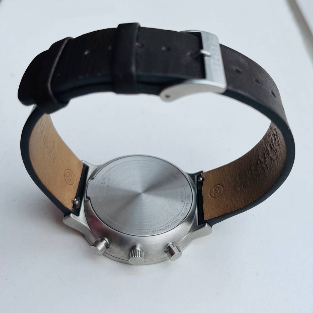 Skagen-Uhr getestet: Eine Uhr auf dem Ziffernblatt liegend mit geschlossenem Band auf einer hellen Fläche.