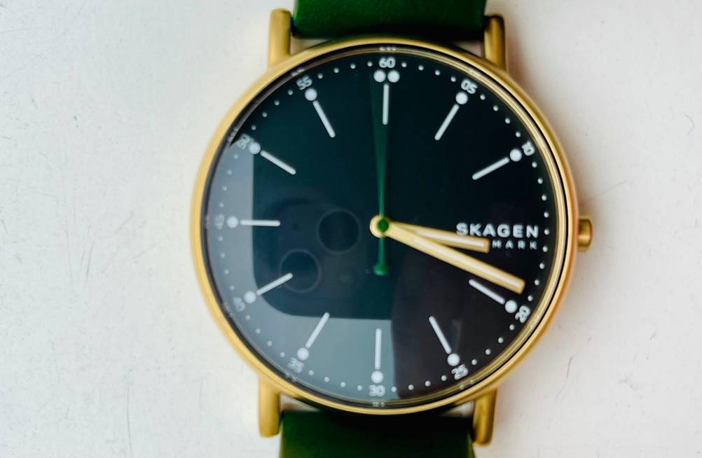 Nahaufnahme des Ziffernblattes von oben einer getesteten Skagen-Uhr.