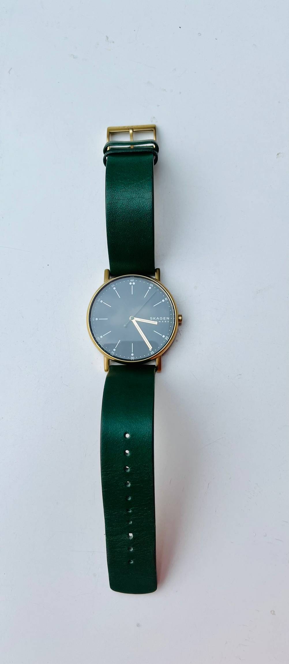 Eine Skagen-Uhr im Test von oben auf einer hellen Oberfläche liegend.