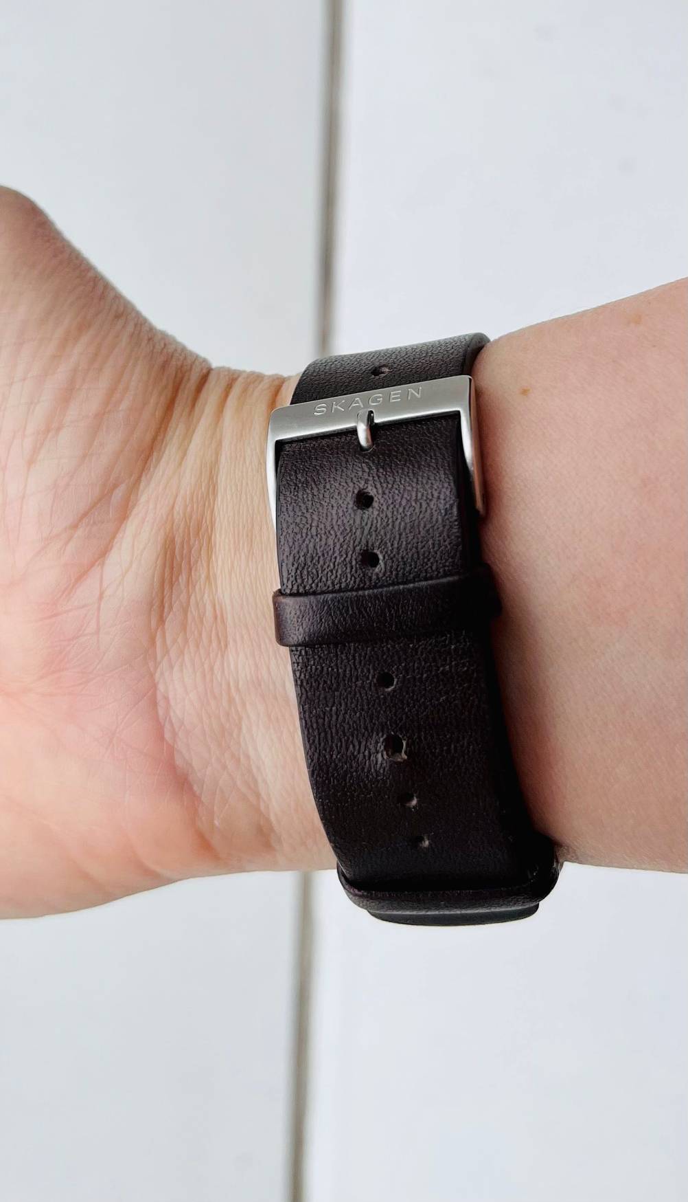 An einem umgedrehten Handgelenk befindet sich die Schnalle einer getesteten Skagen-Uhr in Nahaufnahme.