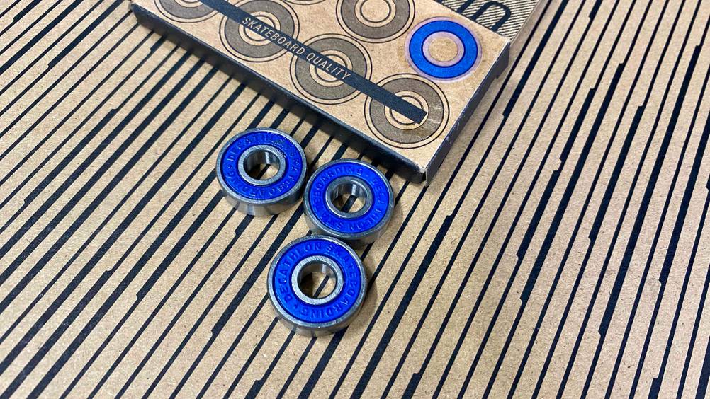 Skateboard-Kugellager getestet: Drei Kugellager liegen vor ihrer Originalverpackung.