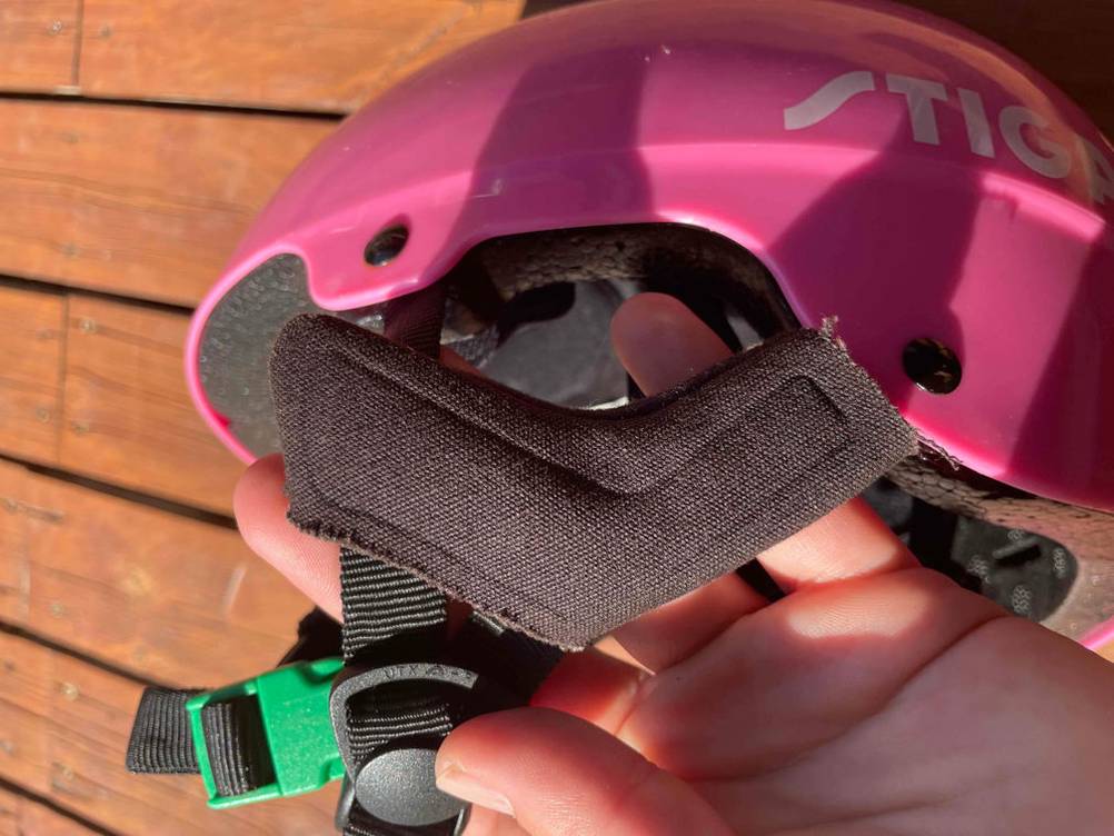 Größenanpassung von einem getesteten Skaterhelm für Kinder.