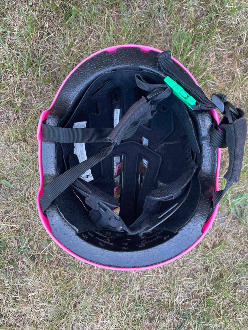 Innenansicht eines Skaterhelm für Kinder im Test auf einer Wiese liegend.