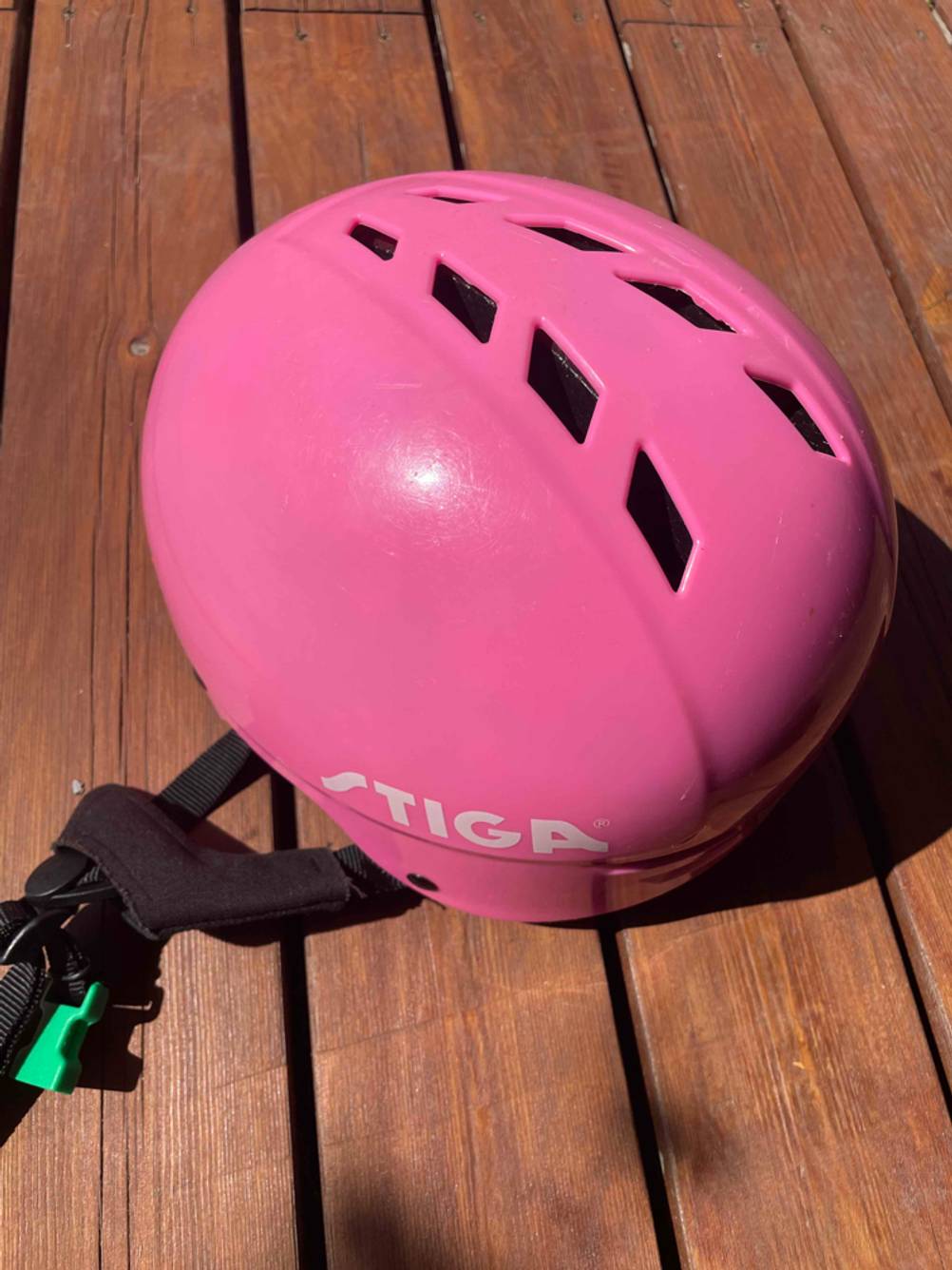 Auf dem Boden liegt ein getesteter Skaterhelm für Kinder.
