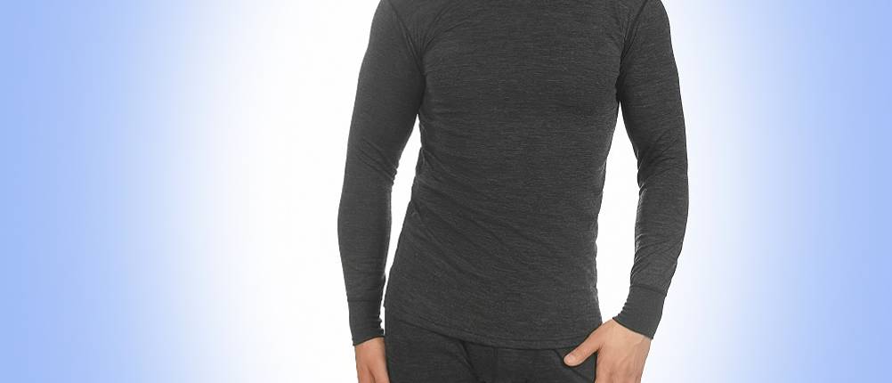 ski-unterwaesche-herren-test: Mann trägt Ski-Unterwäsche