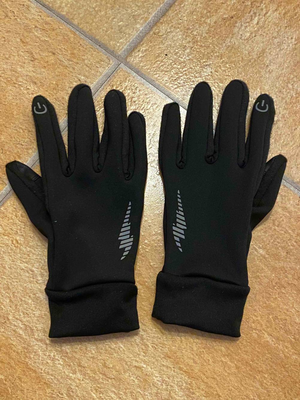 Skihandschuhe für Damen getestet: Ein Paar Handschuhe von oben auf einer Fliesenoberfläche.