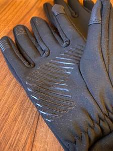 Innenseite der getesteten Skihandschuhe für Damen in Nahaufnahme auf einer Holzfläche.