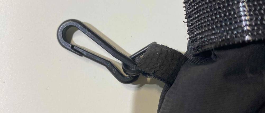 Skihandschuhe für Herren im Test: Nahaufnahme eins Clip-Anhängers an einem Paar Skihandschuhe