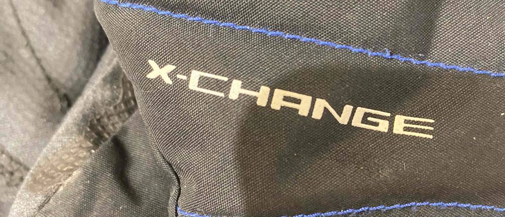 Skihandschuhe für Herren im Test: Nahaufnahme der Nähte und des des Aufdrucks auf der Vorderseite