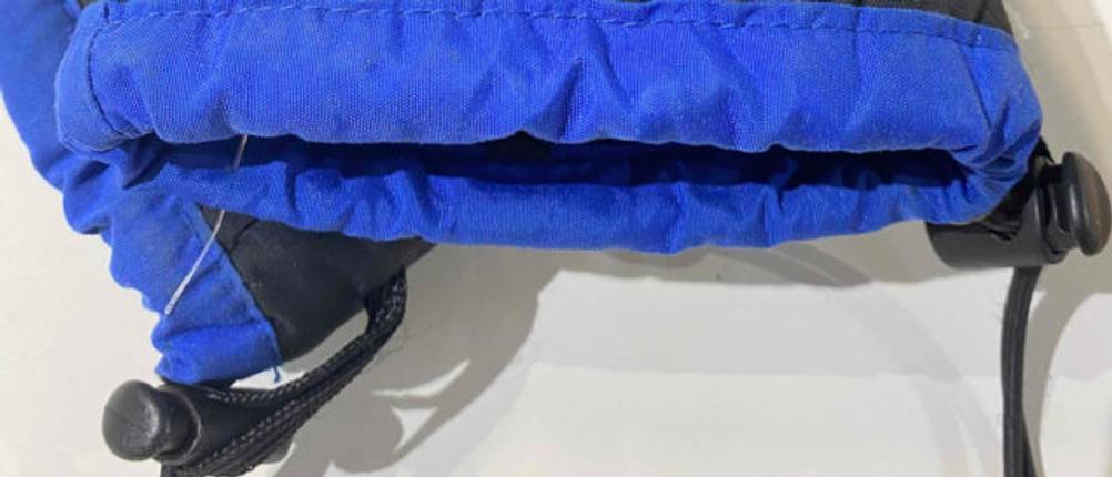 Skihandschuhe für Herren Test: Nahaufnahme des Gummizuges am unteren Saum von Skihandschuhen