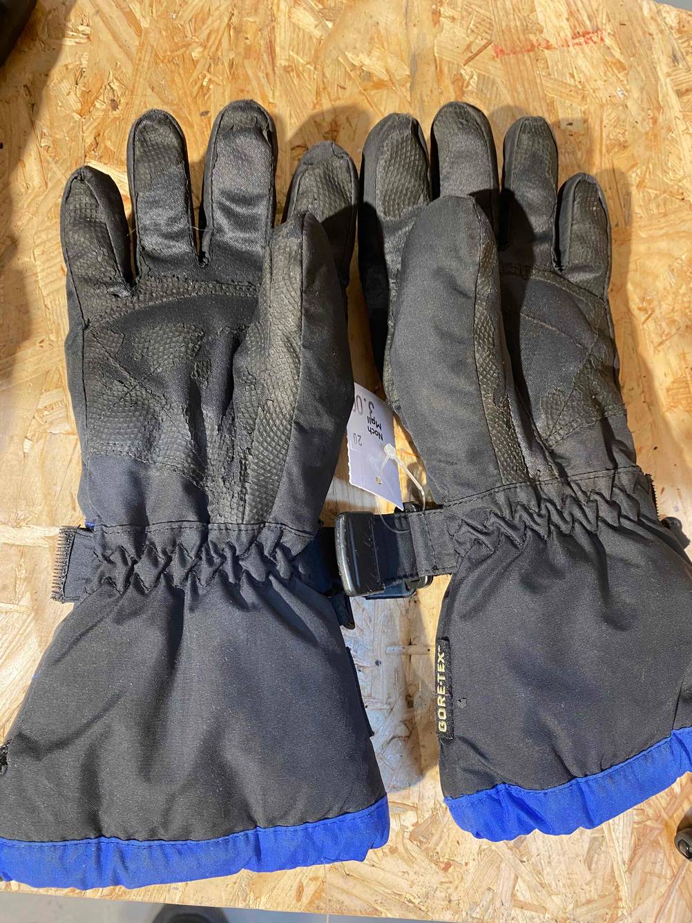 Skihandschuhe für Herren im Test: Skihandschuhe, die auf einem Holztisch liegen