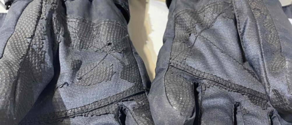 Skihandschuhe für Herren im Test: Nahaufnahme abgenutzter Skihandschuhe