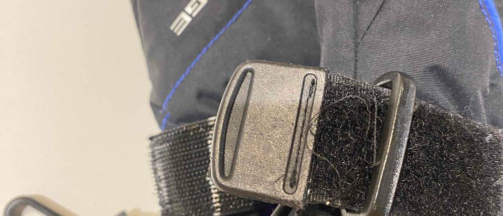 Skihandschuhe für Herren im Test: Klettverschluss mit Schnalle von einem Paar Skihandschuhe