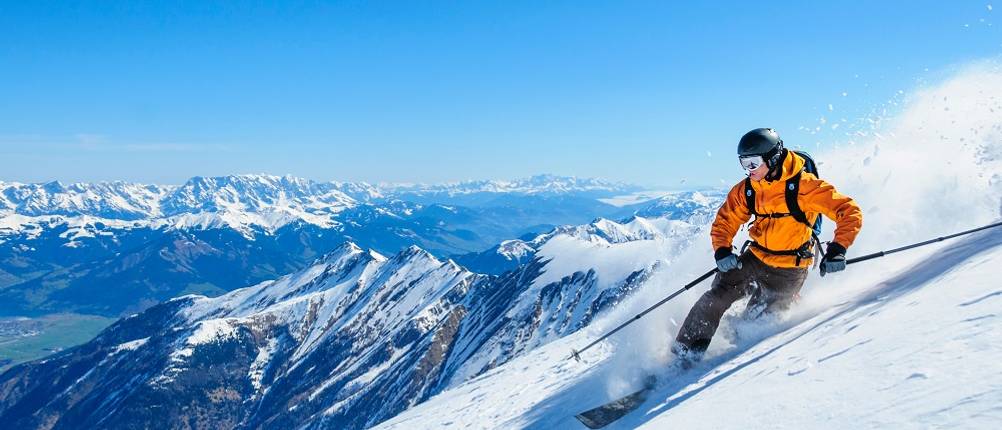 Skijacken-Herren-Test: Ein Mann fährt eine Skipiste hinunter.