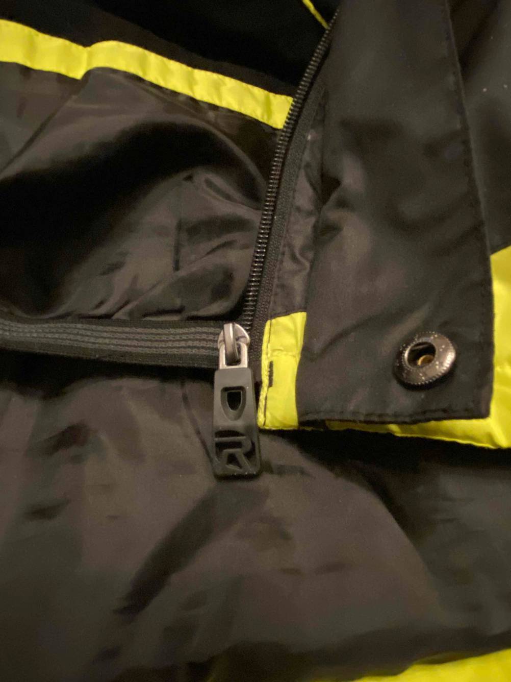 Skijacken getestet: Nahaufnahme des Zippers am Reissverschluss.