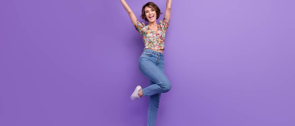 Skinny-Jeans für Damen im Test: junge Frau in blauer Skinny-Jeans