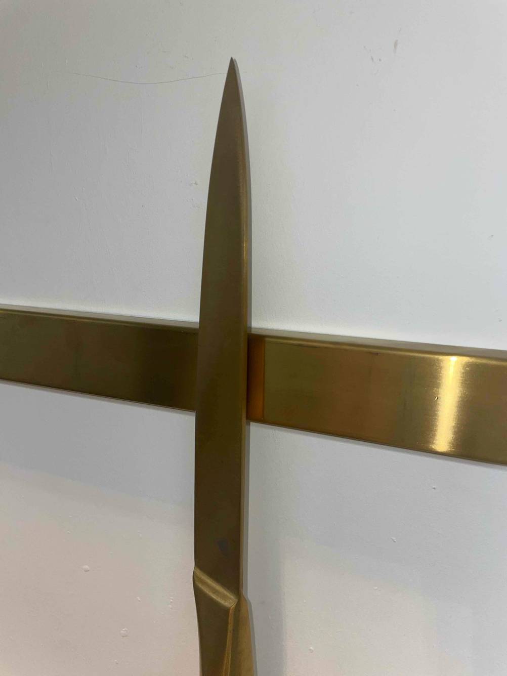 Detailansicht der Messerspitze eines an einer getesteten Magnetleiste für Messer angebrachten Messers.