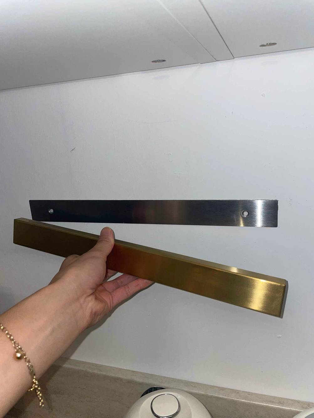 Magnetleiste Messer-Test: Eine Hand setzt die Leiste auf die montierte Halterung auf.