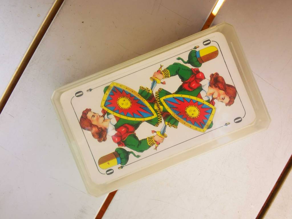 Im Test: Ein Schafkopfkarten-Spiel liegt in der Box auf einem Tisch.