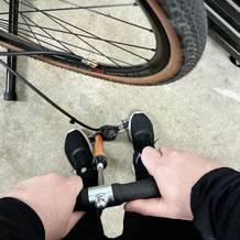 Im Zubehörfach stecken Adapter für Bälle und Luftmatratzen. Diese sind immer griffbereit an der Pumpe befestigt. Bildunterschrift (mittel): Mitgelieferte Adapter für Bälle oder aufblasbare Artikel erweitern den Einsatzbereich der Dunlop 17049. Sie lassen sich direkt am Gehäuse verstauen. So sind sie stets verfügbar, wenn sie gebraucht werden.