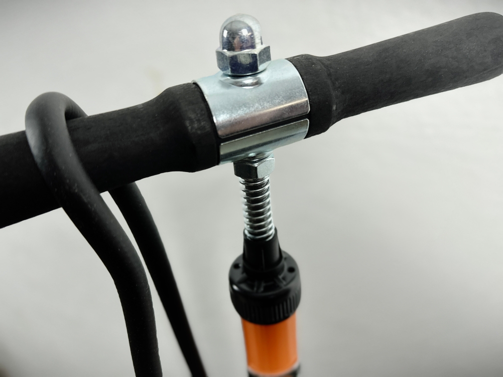 Der Griffmechanismus der SKS Rennkompressor 2192525400 ist im Detail sichtbar. Die Federmechanik sitzt unterhalb der Griffaufnahme.