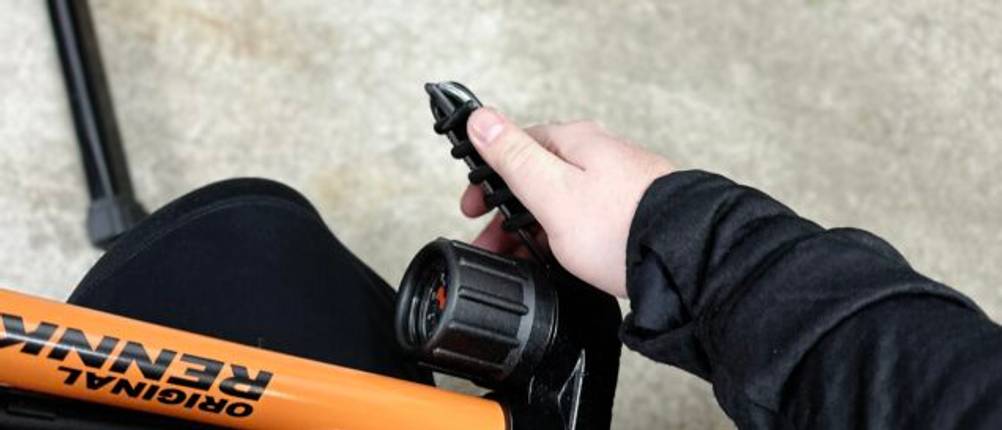 Die SKS Rennkompressor 2192525400 liegt auf dem Boden, ein klappbarer Standfuß ist zu sehen. Der Fuß besteht aus Metall mit Gummielementen.
