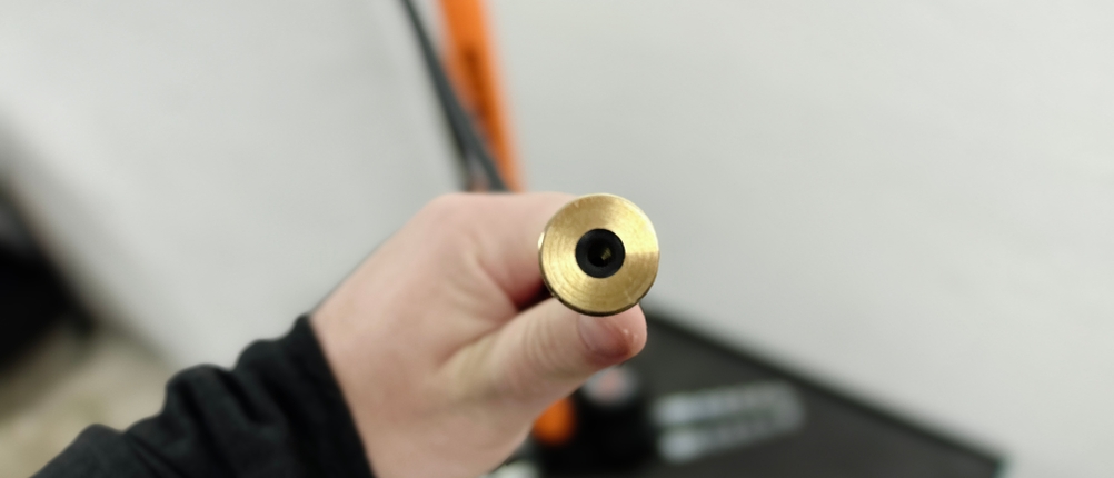 Ein Nutzer hält das Messingventil der SKS Rennkompressor 2192525400 direkt in die Kamera. Die Öffnung ist zentriert sichtbar.