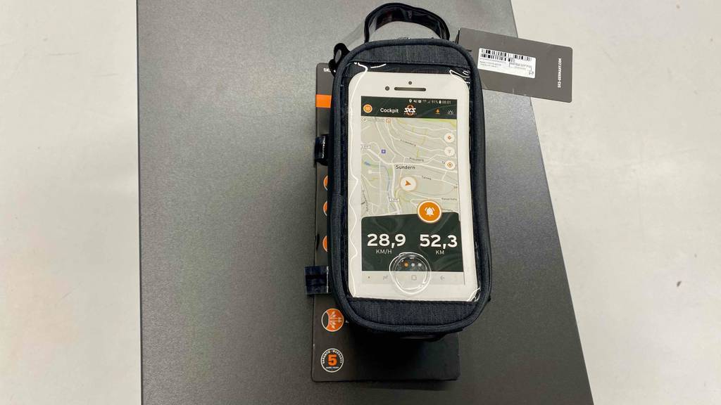 Frontansicht von oben einer getesteten Fahrrad-Rahmentasche mit Handy.