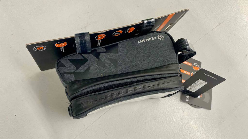 Fahrrad-Rahmentasche Handy-Test: Eine Tasche mit Reißverschluss von oben betrachtet liegt auf einer weißen Fläche.