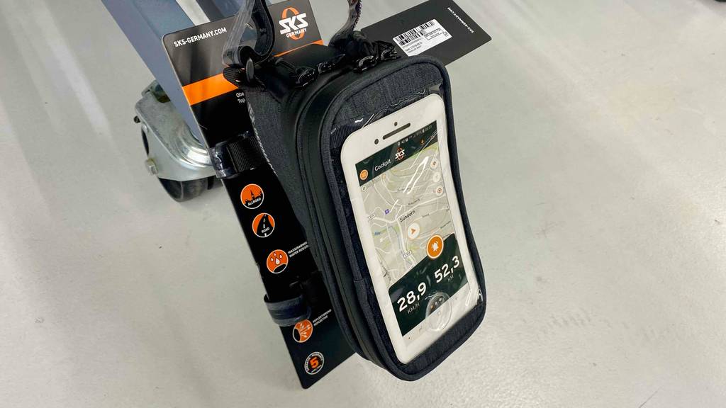 Blick auf den Reißverschluss einer getesteten Fahrrad-Rahmentasche für das Handy.