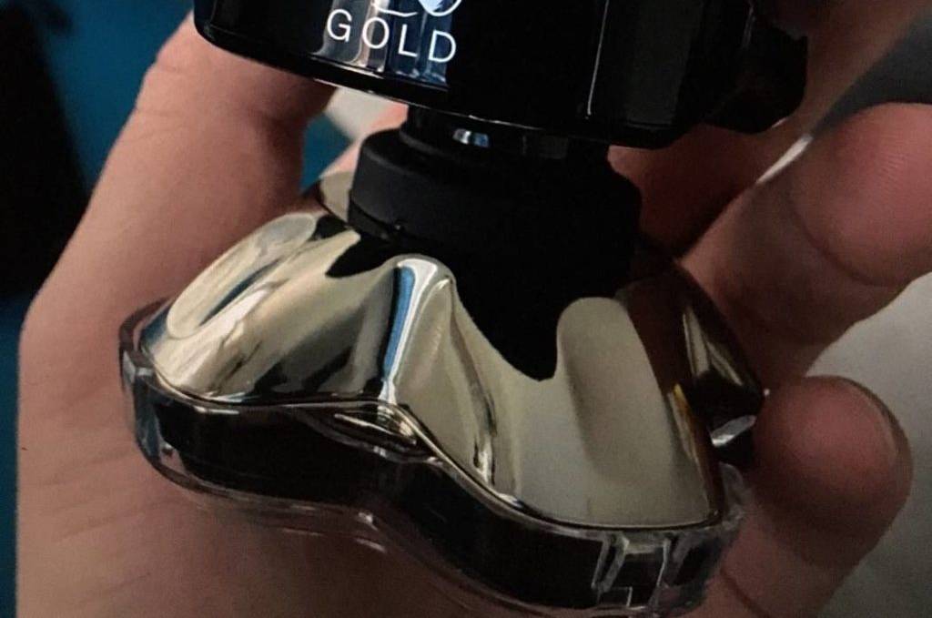 Getesteter Kopfrasierer Pitbull Gold im schwarzen Design in einer Hand.