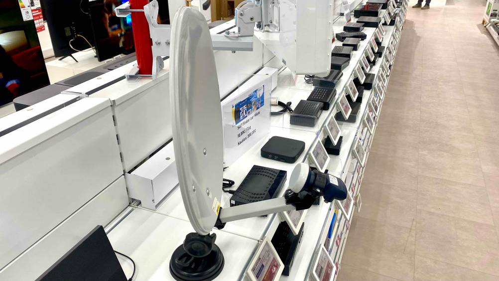 SAT-Anlage im Test: Neben getesteter Anlage befinden sich weitere Produkte.